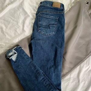 American Eagle high rise jegging distressed jeans. Size 4 LONG great condition!